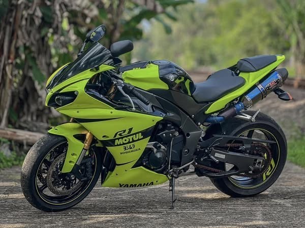 yamaha-r1-big-2