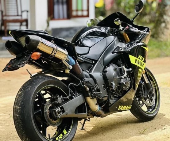 yamaha-r1-big-3