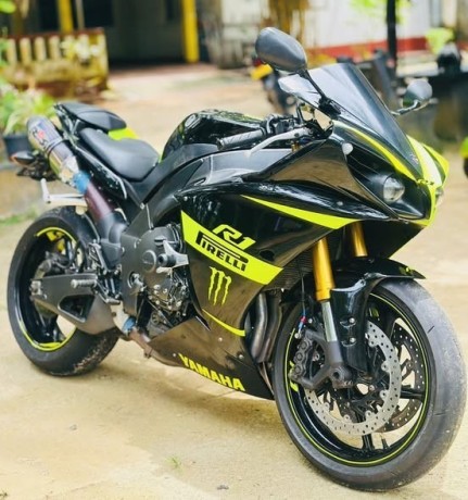yamaha-r1-big-1