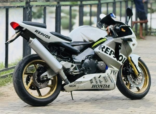 honda-cbr-400rr-registered-big-2