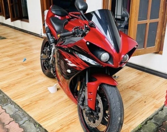 yamaha-r1-2011-big-2