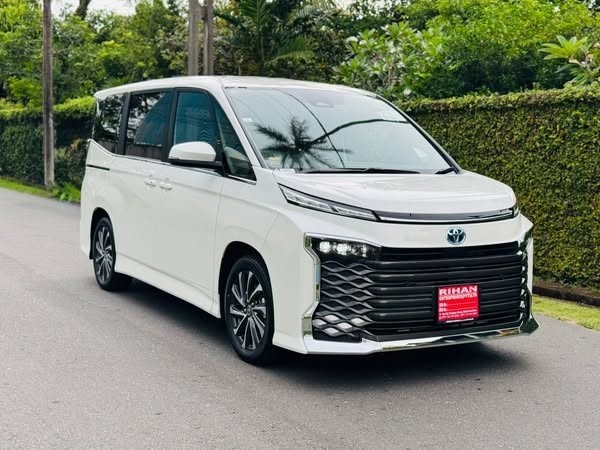toyota-voxy-s-z-highest-spec-big-0