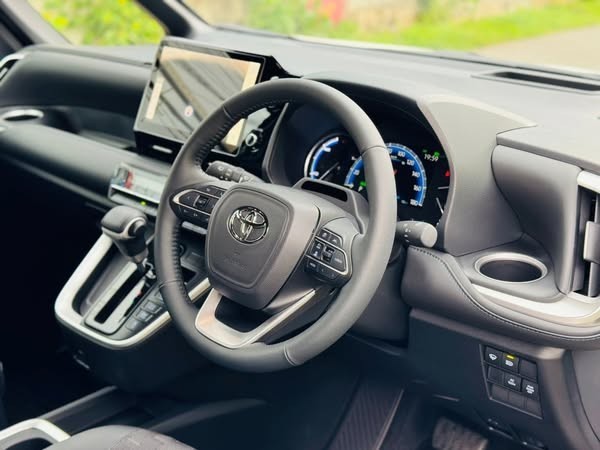 toyota-voxy-s-z-highest-spec-big-2