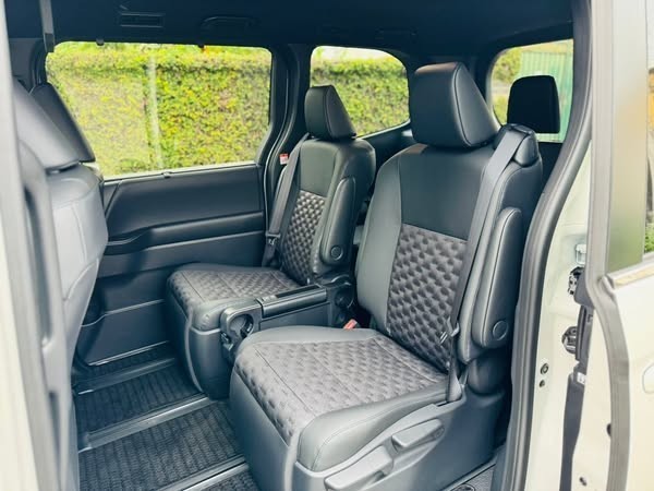 toyota-voxy-s-z-highest-spec-big-3