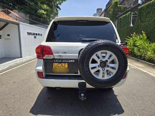 toyota-land-cruiser-v8-fully-loaded-big-3