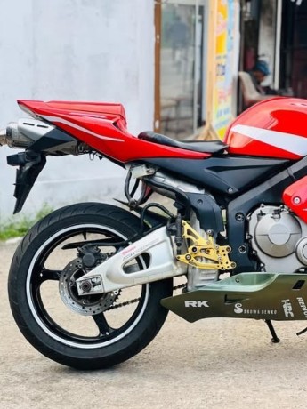 honda-cbr-600-2006-big-3