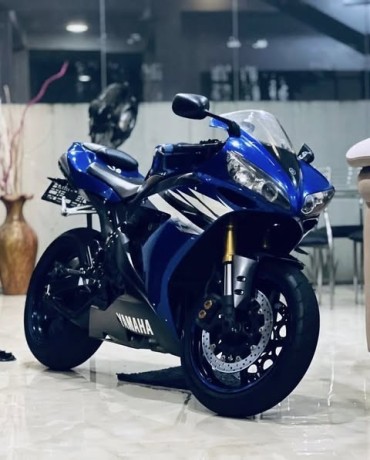 yamaha-r1-2008-big-0