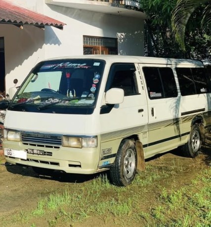 nissan-caravan-1995-big-0