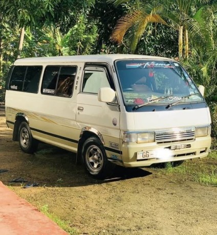 nissan-caravan-1995-big-3