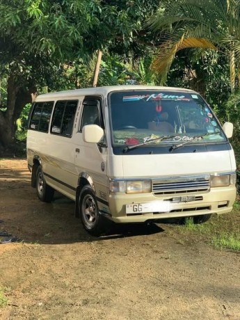 nissan-caravan-1995-big-2