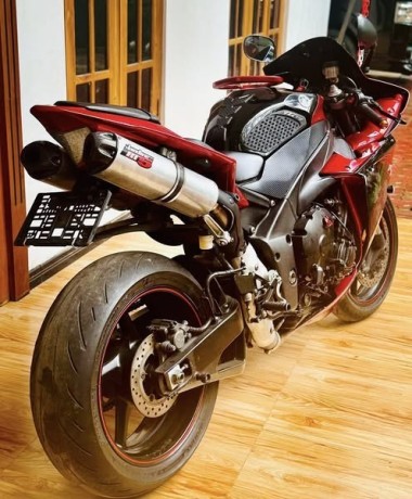 yamaha-r1-2011-big-1