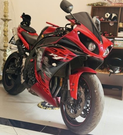 yamaha-r1-2011-big-0