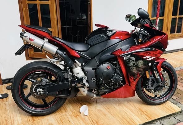 yamaha-r1-2011-big-3