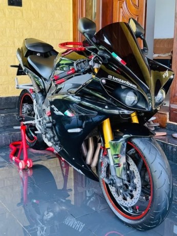 yamaha-yzf-r1-2011-big-0