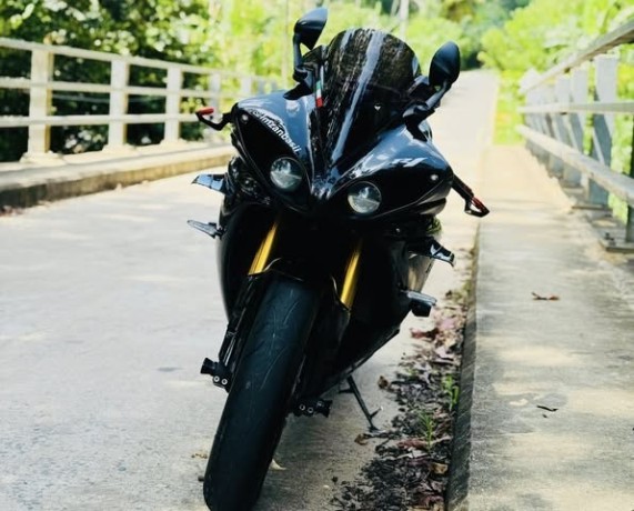 yamaha-yzf-r1-2011-big-4
