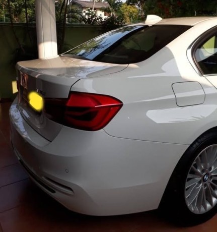 bmw-318i-luxury-line-2016-big-2