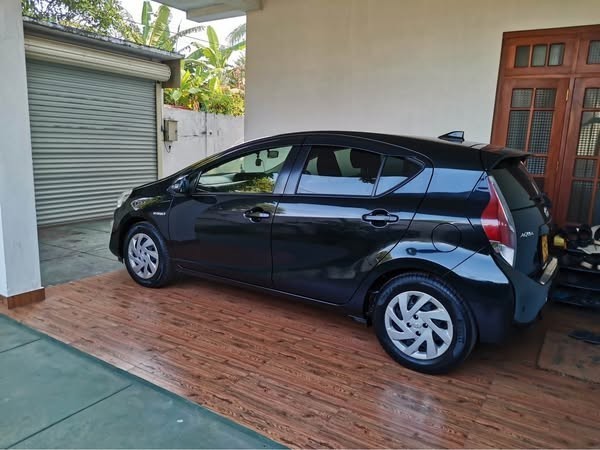 toyota-aqua-s-grade-yom-2015-big-1
