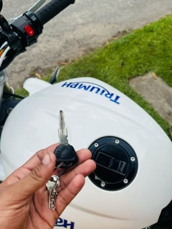 triumph-street-triple-675-big-2