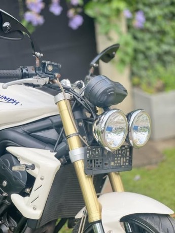triumph-street-triple-675-big-0