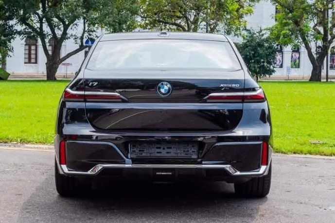 2024-bmw-i7-m-sport-ultimate-big-7