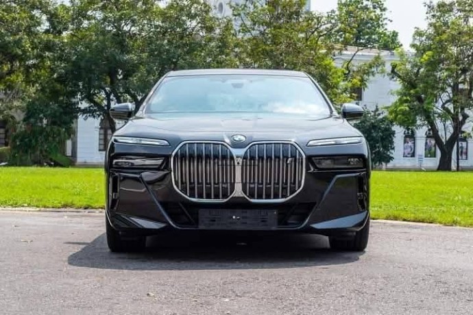 2024-bmw-i7-m-sport-ultimate-big-6