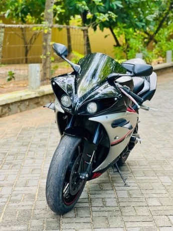 yamaha-yzf-r1-2011-big-1