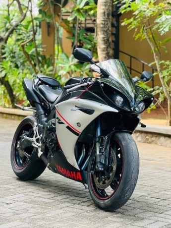 yamaha-yzf-r1-2011-big-0