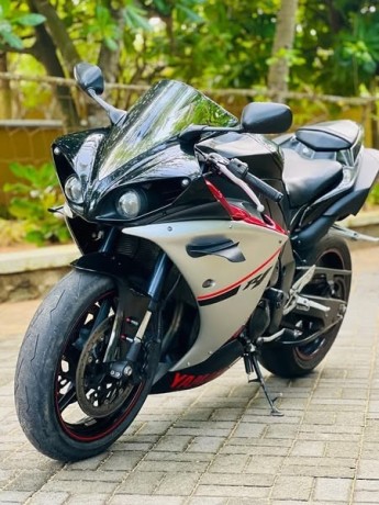 yamaha-yzf-r1-2011-big-3