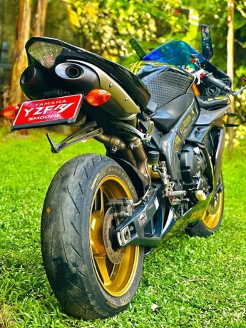 yamaha-r1-2007-big-1