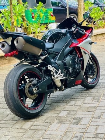 yamaha-yzf-r1-2011-big-2