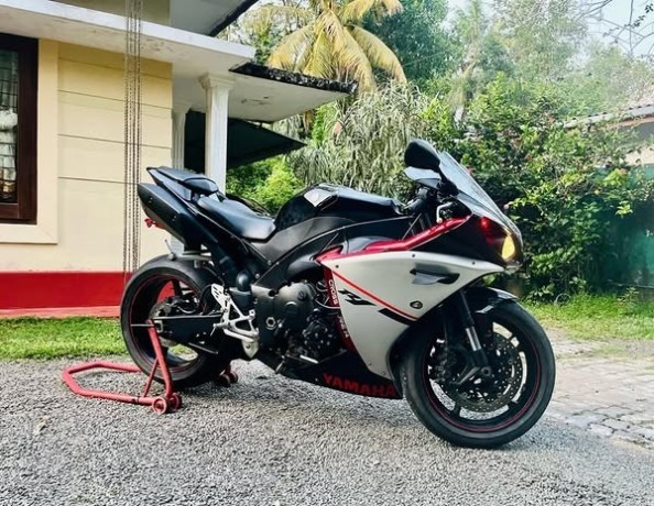 yamaha-yzf-r1-2011-big-4