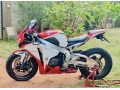 honda-cbr-1000-2011-small-4