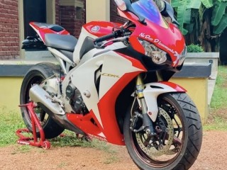 honda-cbr-1000-2011