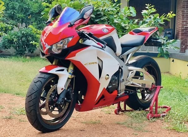 honda-cbr-1000-2011-big-2