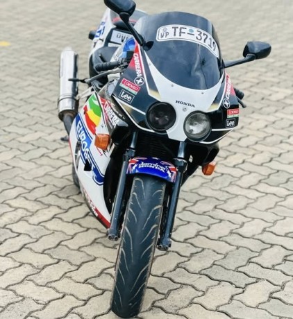 honda-cbr-250-gullarm-big-0