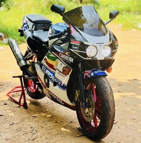 honda-cbr-250-gullarm-big-1
