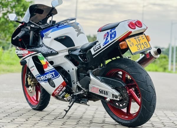 honda-cbr-250-gullarm-big-3
