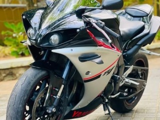 yamaha-yzf-r1-2011