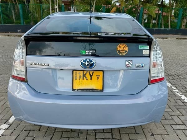 toyota-prius-2011-top-condition-big-1