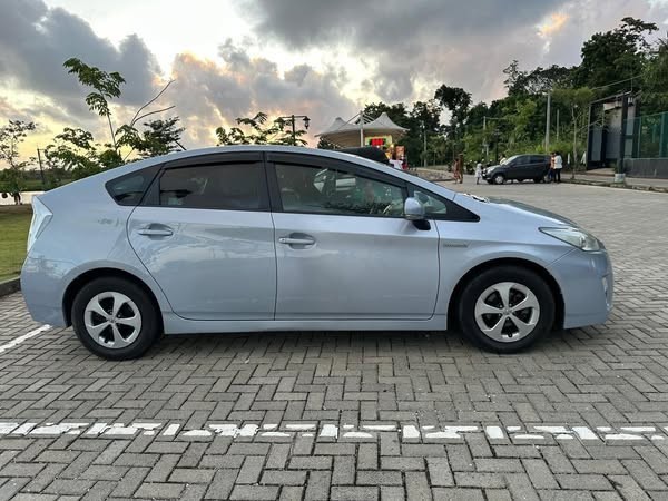 toyota-prius-2011-top-condition-big-4