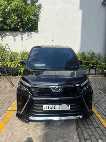 toyota-voxy-big-1