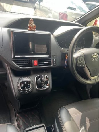 toyota-voxy-big-3