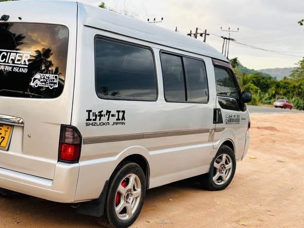 nissan-vanette-lion-face-big-2