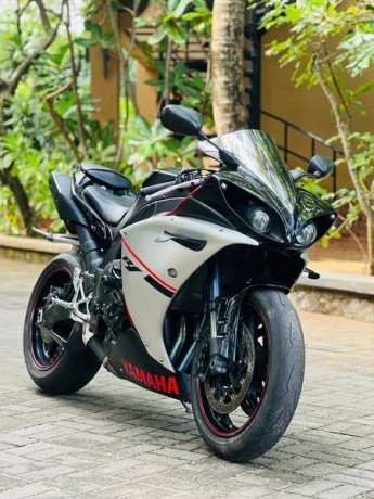 yamaha-yzf-r1-2011-unregistered-big-0