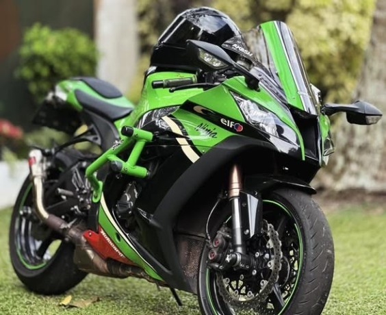 kawasaki-ninja-zx10r-2015-big-4