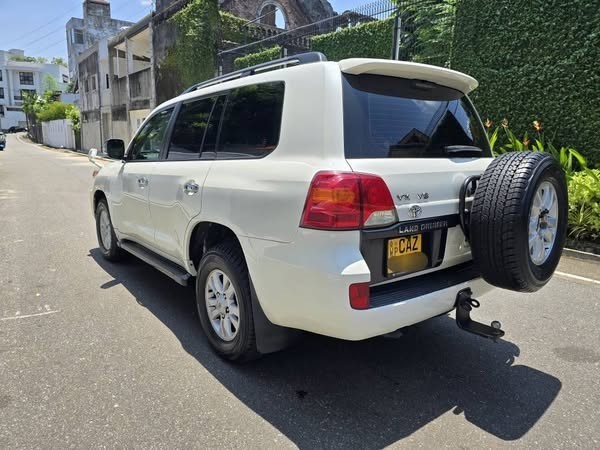 toyota-land-cruiser-v8-fully-loaded-big-2