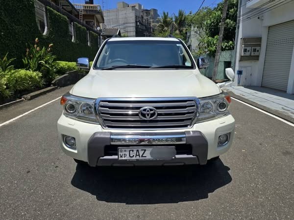 toyota-land-cruiser-v8-fully-loaded-big-0