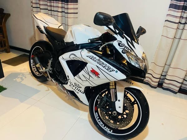 suzuki-gsxr-k10-2010-big-0