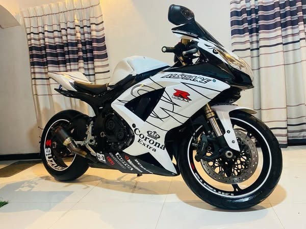suzuki-gsxr-k10-2010-big-2