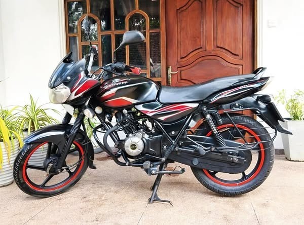 bajaj-discover-100cc-big-0